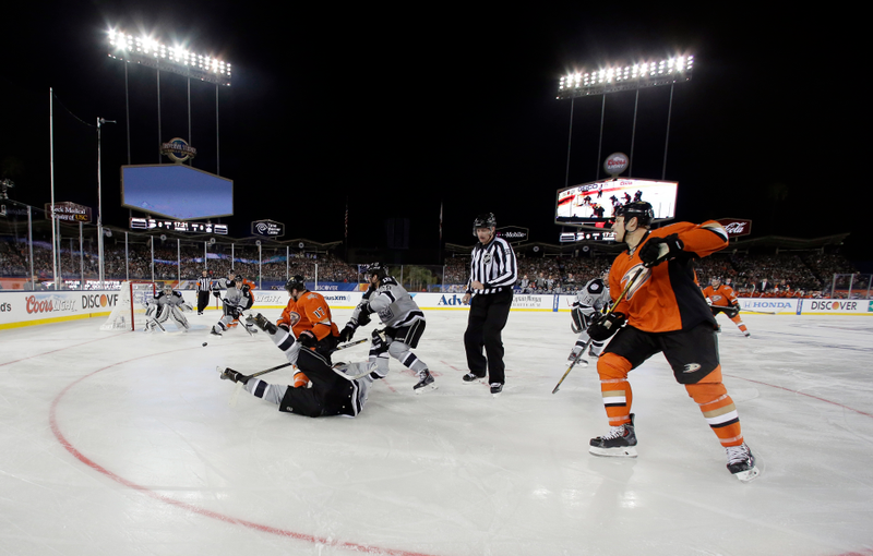 Illustration for article titled Outdoor Hockey In Los Angeles Made For Some Awesome Photos